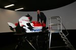 Zoran Stefanovic macht sich ein Bild vom Formel-1-Simulator