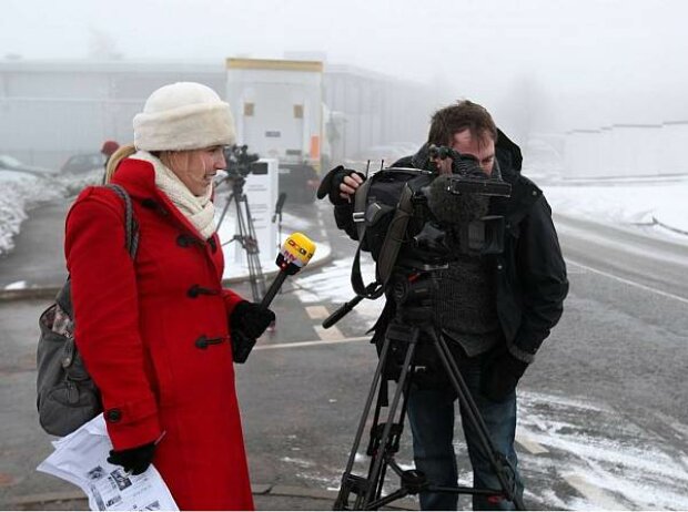 Titel-Bild zur News: TV-Team vor der Mercedes-Fabrik in Brackley