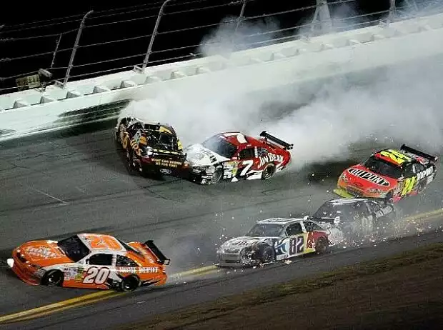 Scott Speed, Robby Gordon, David Ragan, Joey Logano Daytona, Daytona International Speedway Titel-Bild zur News: Scott Speed, Robby Gordon, David Ragan, Joey Logano Daytona, Daytona International Speedway