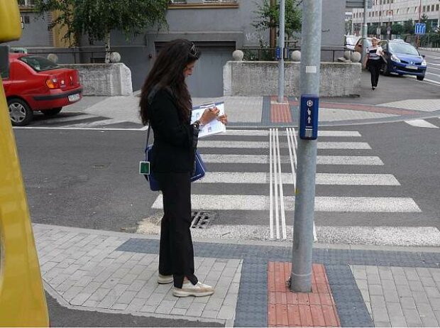 Titel-Bild zur News: Fußgängerin in Bratislava