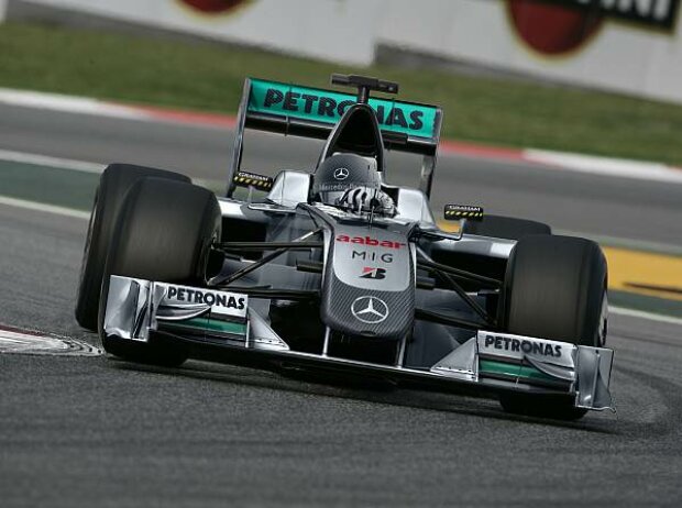 Mercedes-Silberpfeil mit Petronas-Branding Mercedes-Silberpfeil mit Petronas-Branding