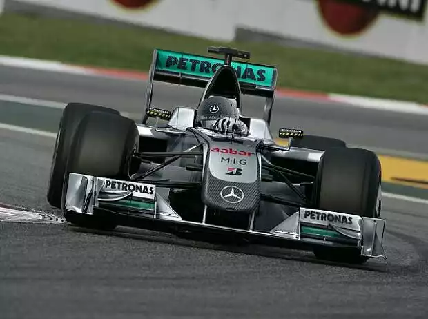 Mercedes-Silberpfeil mit Petronas-Branding Titel-Bild zur News: Mercedes-Silberpfeil mit Petronas-Branding