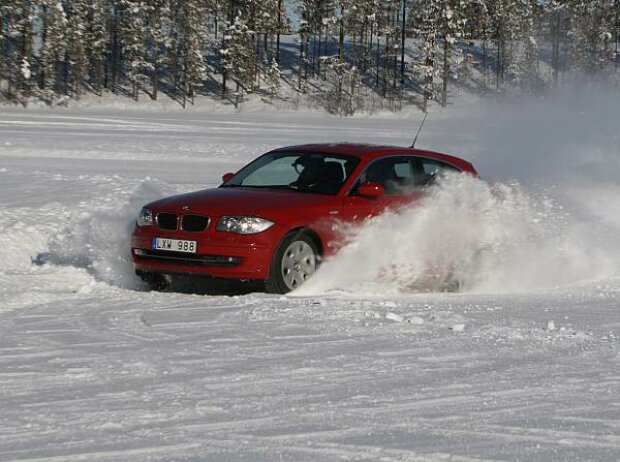 Titel-Bild zur News: BMW Auto im Schneetreiben