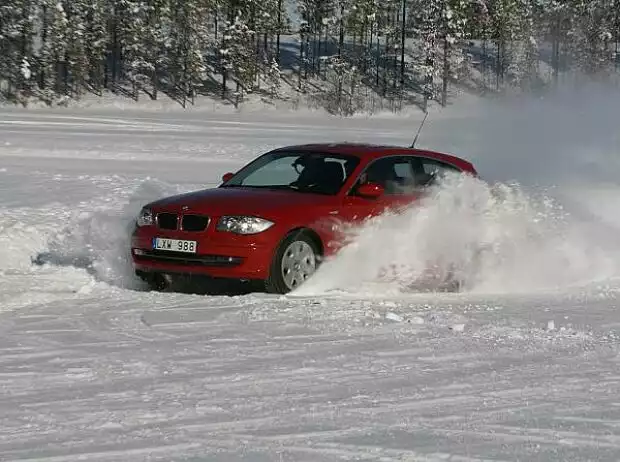 BMW Auto im Schneetreiben Titel-Bild zur News: BMW Auto im Schneetreiben