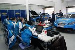 Techniker von Chevrolet analysieren die ersten Runs