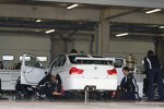 Das BMW Team UK beim Vorbereiten des BMW 320si