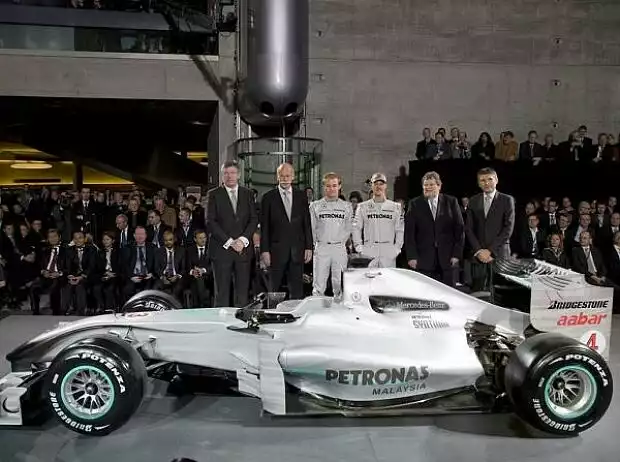 Michael Schumacher, Nico Rosberg, Nick Fry (Geschäftsführer), Norbert Haug (Mercedes-Motorsportchef), Ross Brawn (Teamchef) Titel-Bild zur News: Michael Schumacher, Nico Rosberg, Nick Fry (Geschäftsführer), Norbert Haug (Mercedes-Motorsportchef), Ross Brawn (Teamchef)