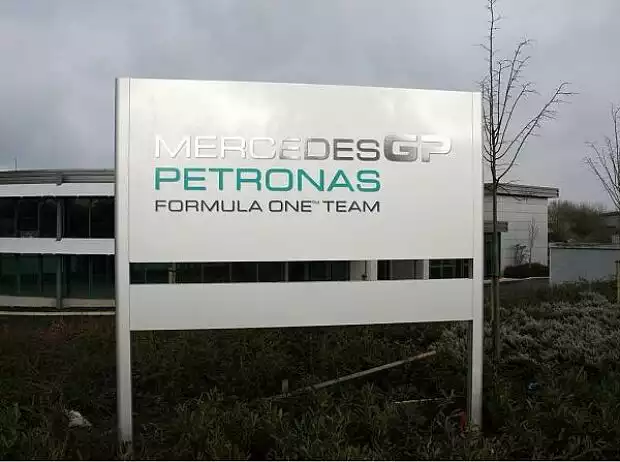 Petronas Mercedes Brackley Titel-Bild zur News: Petronas Mercedes Brackley