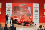 Marc Gené, Giancarlo Fisichella, Luca Badoer, Felipe Massa und Fernando Alonso um den Ferrari F10 herum
