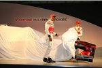 Lewis Hamilton (McLaren) und Jenson Button (McLaren) enthüllen den neuen McLaren-Mercedes MP4-25