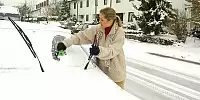 Bild zum Inhalt: Eiskratzen bei laufendem Motor kann teuer werden
