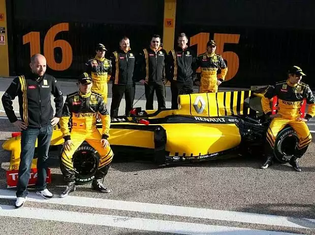 Bob Bell (Teamchef), Jerome D'Ambrosio, Vitaly Petrov, Robert Kubica Titel-Bild zur News: Bob Bell (Teamchef), Jerome D'Ambrosio, Vitaly Petrov, Robert Kubica