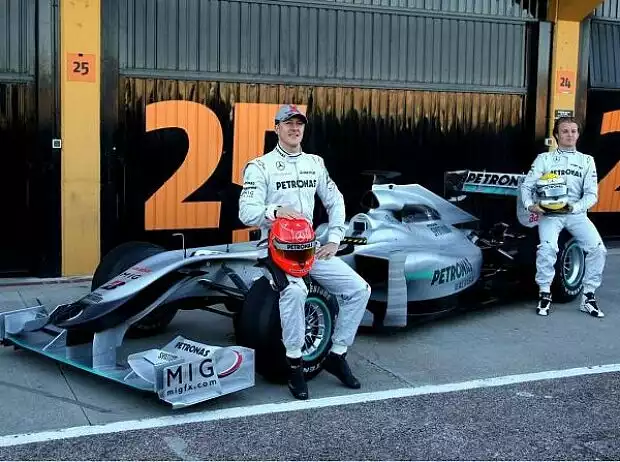 Titel-Bild zur News: Michael Schumacher und Nico Rosberg mit dem Mercedes MGP W01