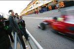 Michael Schumacher (Mercedes), Felipe Massa (Ferrari) fährt vorbei