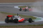 Fernando Alonso (Ferrari) gefolgt von Jenson Button (McLaren) 