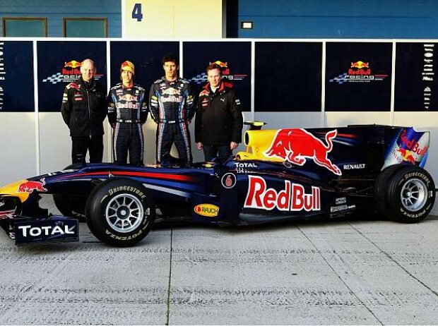 Titel-Bild zur News: Mark Webber, Sebastian Vettel, Adrian Newey (Technischer Direktor), Christian Horner (Teamchef)