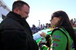 Danica Patrick spricht mit Crewchief Tony Eury Jr.