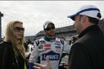 Chandra und Jimmie Johnson mit Crewchief Chad Knaus 