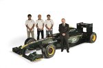 Fairuz Fauzy, Heikki Kovalainen und Jarno Trulli vor dem Lotus T127, daneben Designer Mike Gascoyne