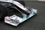 Dieser Teil des Schumacher-Mercedes kommt zuerst über die Ziellinie...
