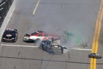 Danica Patrick (rechts) kann dem Crash nicht mehr ausweichen  