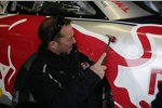 Scott Speeds Crewchief Jimmy Elledge legt selbst Hand an (Red Bull)  