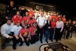 Jamie McMurray (EGR) und das Siegerteam von Ganassi