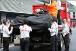 Das Auto von Lewis Hamilton (McLaren) zurück an der Box