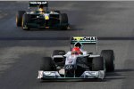 Michael Schumacher (Mercedes) und Fairuz Fauzy (Lotus) 
