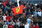 Die spanischen Fans jubeln Fernando Alonso im Ferrari zu