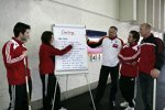 Mike Rockenfeller, Katherine Legge, Markus Winkelhock und Alexandre Prémat machen sich mit den Curling-Regeln vertraut