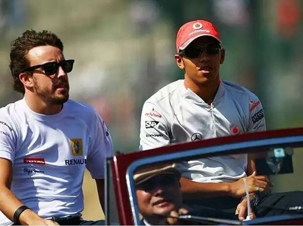 Titel-Bild zur News: Fernando Alonso und Lewis Hamilton