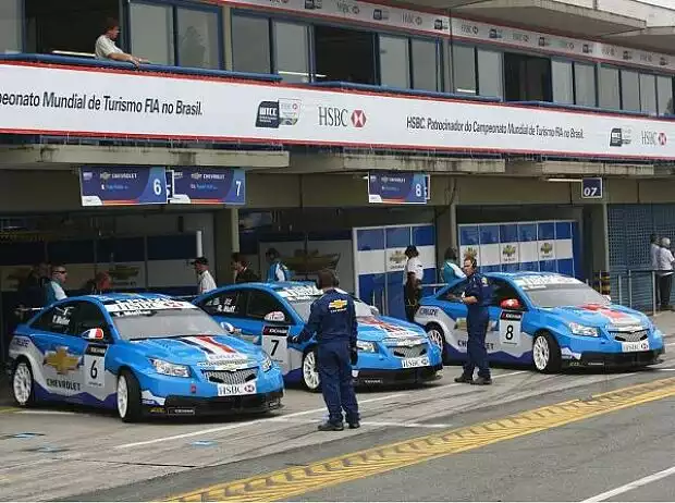 Titel-Bild zur News: Alain Menu, Robert Huff, Yvan Muller