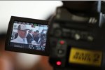 TV-Kamera: Michael Schumacher (Mercedes) im Interview