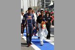 Mark Webber (Red Bull) und  Karun Chandhok (HRT) 