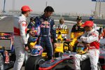 Mark Webber (Red Bull) betrachtet McLarens eigenwillige Aerodynamik, Jenson Button (McLaren) und Lewis Hamilton (McLaren) schauen zu