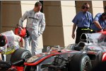 Michael Schumacher (Mercedes) mit einem Blick auf die McLaren-Konkurrenz