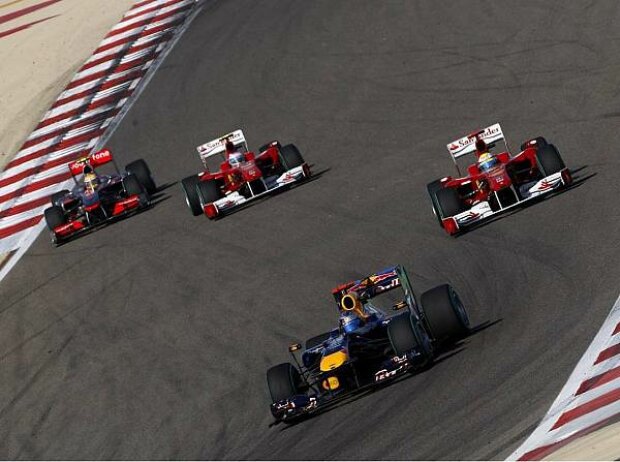Titel-Bild zur News: Sebastian Vettel vor Fernando Alonso, Felipe Massa und Lewis Hamilton