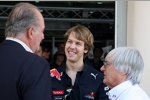 Spaniens König Juan Carlos I., Sebastian Vettel (Red Bull) und Bernie Ecclestone (Formel-1-Chef) 