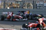 Felipe Massa (Ferrari) geht an Sebastian Vettel (Red Bull) vorbei