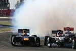 Das Auto von Mark Webber (Red Bull) gibt Rauchzeichen