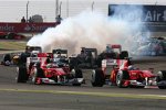 Das Auto von Mark Webber (Red Bull) gibt Rauchzeichen