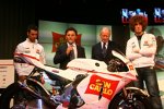 Marco Simoncelli und Marco Melandri posieren hinter der neuen Honda RC212V des Gresini-Teams.