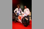 Marco Simoncelli und Marco Melandri posieren hinter der neuen Honda RC212V des Gresini-Teams.