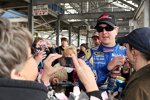 Kurt Busch (Penske) gibt Autogramme