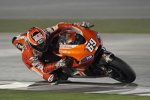 Nicky Hayden (Ducati) steuert seine GP10 durch die Nacht von Katar.