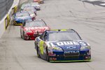 Zieleinlauf: Jimmie Johnson (Hendrick) vor Tony Stewart und Kurt Busch