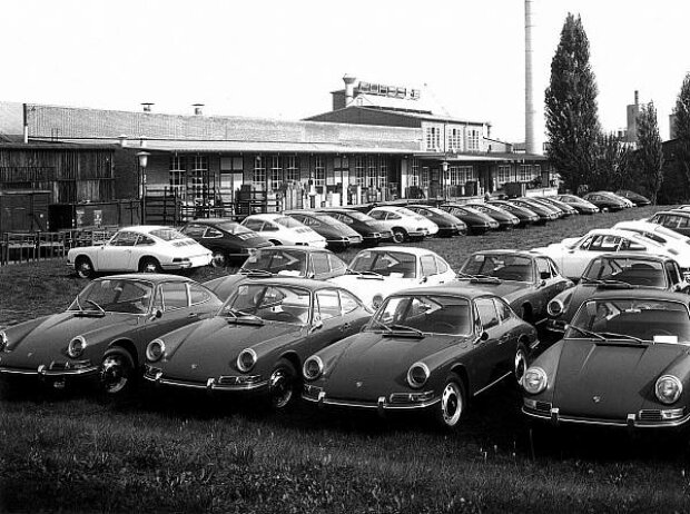 Porsche 911 vor dem Werk 2 in Zuffenhausen (1965) 