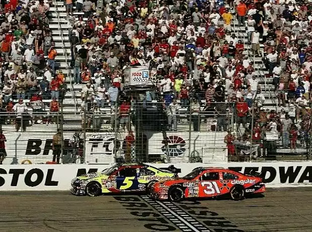 Kyle Busch Jeff Burton Titel-Bild zur News: Kyle Busch Jeff Burton