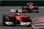 Fernando Alonso (Ferrari) vor Lewis Hamilton (McLaren) 